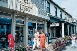 Shopping in the Village - (Photo Credit: Courtesy of St. Jacobs Country)